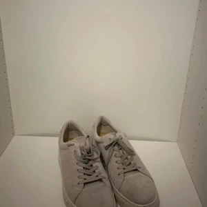 Vagabond sneakers mocka  - Snygga grå sneakers i mocka med klassisk snörning. Perfekta för en stilren look och passar till många olika outfits. Skorna är i bra skicka 