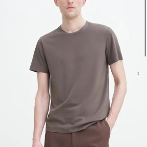 Brun långärmad  - Snygg brun t-shirt med rund hals och korta ärmar. Perfekt för en avslappnad stil. Passar bra till både jeans och shorts. Hittar inte i långärmad så tog samma färg men jag säljer en långärmad från samma märke som på bilden och samma färg😇