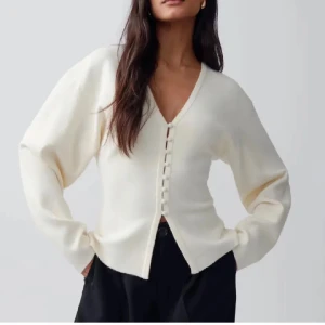 Slutsåld Gina kofta  - Säljer en slutsåld cardigan från Gina i storlek M men passar mig som är xs/s💕 använd typ 5 gånger💕