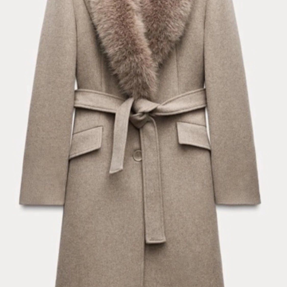 Beige kappa med pälsdetalj