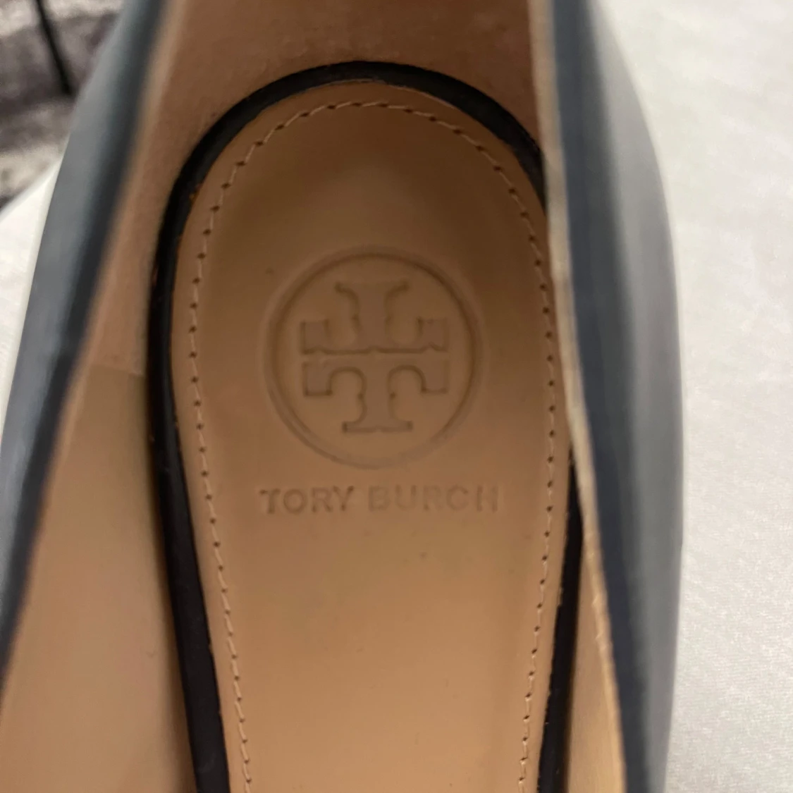 Svarta Tory Burch skor med gulddetalj - 4