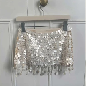 Vit paljettkjol - Så fin kjol med "snäckskal".  Perfekt till sommaren. Passade tyvärr inte som jag ville. Skriv privat vid intresse🌸