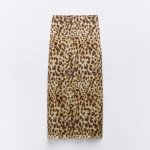 leopardkjol från zara - jättefin leopardkjol från zara i storlek L och är helt slutsåld på hemsidan💕