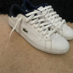 Vita sneakers från Lacoste - Använda ett par gånger men fortfarande i bra skick (pris kan diskuteras vid snabb affär)