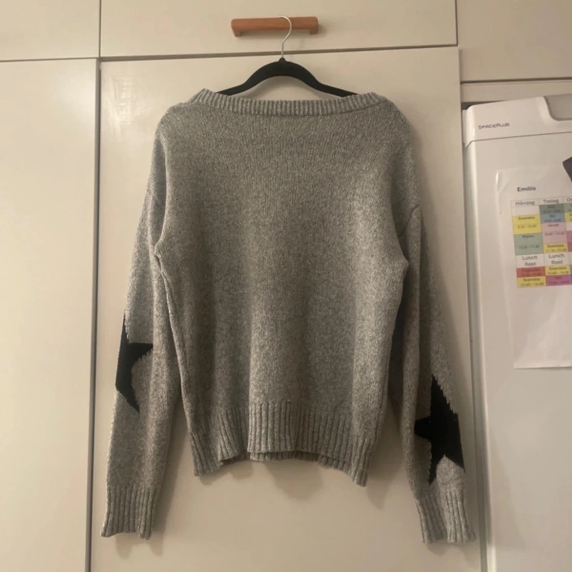 Snygg tröja med stjärnor på. - 1