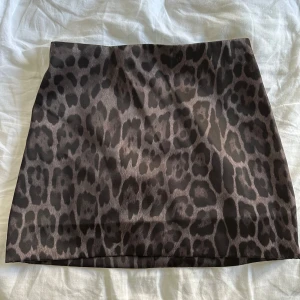 Leopardmönstrad minikjol - Supersnygg leopardmönstrad kjol i nyskick. Storlek 34. Skriv för fler bilder eller frågor. 