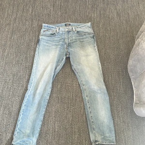 Ljusblå jeans från Polo Ralph Lauren - Snygga ljusblå jeans från Polo Ralph Lauren med klassisk femficksdesign och knappgylf. Perfekta för en avslappnad stil. Märkeslogga på bakfickan och bältesslingor för extra stilpoäng.