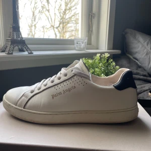 Palm Angels sneakers  - Fräscha sneakers från Palm Angels i bra skick, nypris ca 4000.