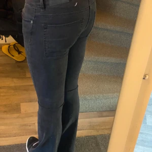 Junkyard jeans  - Jag säljer ett par snygga jeans från Junkyard, de är köpta på Vinted och är lite korta på mig som är 176cm. De är Bootcut! Innerbenslängd - ca 83 cm Midjemått - ca 40 cm 