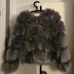 Grå pälsjacka - Grå fluffig jacka från vera & lucy. Helt oanvänd. Nypris 1000kr