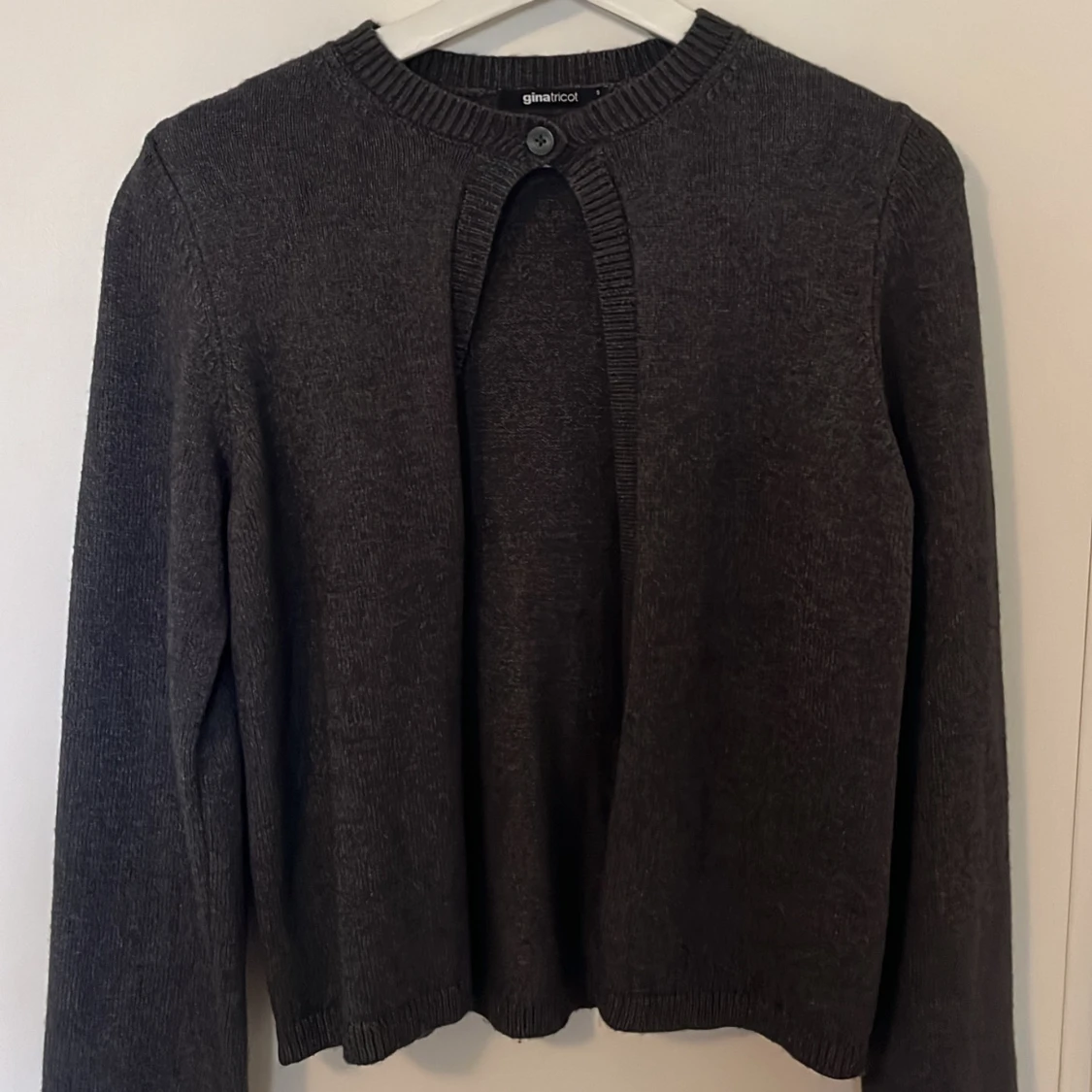 Mörkgrå kofta från Gina Tricot