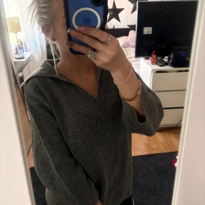 Grå stickad tröja - Säljer en mysig grå stickad tröja med v-ringning. 