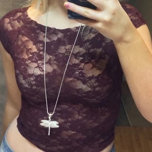 Vinröd spetsblus - Säljer en  vinröd topp med korta ärmar. Köpte från Gina och säljer även en tröja i samma modell fast vit !💗