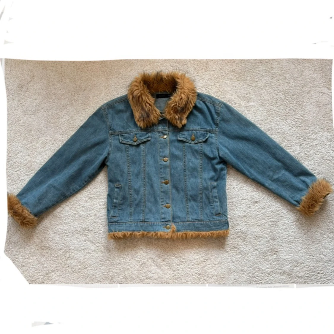 Blå denimjacka med krage