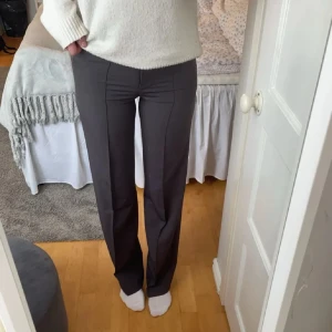 Grå kostymbyxor från Madlady - Kostymbyxor från Madlady med hög midja i storlek 32/34