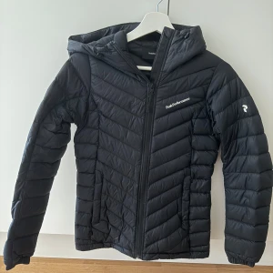 Svart dunjacka från Peak Performance - Säljer nu min Peak Performance jacka i dammodell, alltså lite mer figursydd. Nypris är ca 3 000 kr