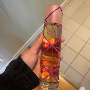 Pink Sugar Eau de Toilette 100 ml - Säljer en flaska Pink Sugar Eau de Toilette, 100 ml helt ny. Toppnoter: Apelsin, Bergamott, Fikonlöv, Hallon Mellannoter: Liljekonvalj, Röda bär, Sockervadd, Sött trä                                                              Basnoter: Mysk, Vanilj, Karamell                    Perfekt för dig som älskar söta och lekfulla dofter!🍬🍓🍋🍦🍭