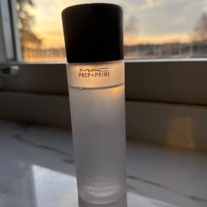 MAC Fix+ spray - Säljer denna MAC Prep + Prime Fix+ face mist! Fixing spray för att fräscha upp hud och få sminket att sitta fint över dagen! Säljer då jag inte använder, använd ett fåtal gånger.