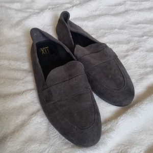 Grå mockaloafers - Snygga grå loafers i mocka