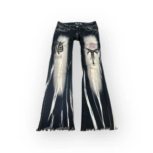 Bootcut Crazy Age jeans - I am selling these bootcut crazy age jeans in a size 38 but fits an S.at the end of the pants there are cuts but they are part of the design. Write to me for measurements or other details💞