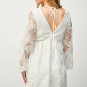 Vit studentklänning med spets - Hej! Säljer nu min fina vita studentklänning från Ginatricot då jag köpt mig en ny. Klänningen är aldrig använd utan enbart provad. || storlek XS              Tidigare köpt för 799 :- men säljes för 500 :-                                                                           Hör gärna av er vid frågor eller intresse! 🩷