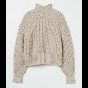 Vit stickad polotröja från H&M - Säljer en mysig (vit) stickad polotröja från H&M. Tröjan har en hög krage och långa ärmar, perfekt för kyliga dagar. 