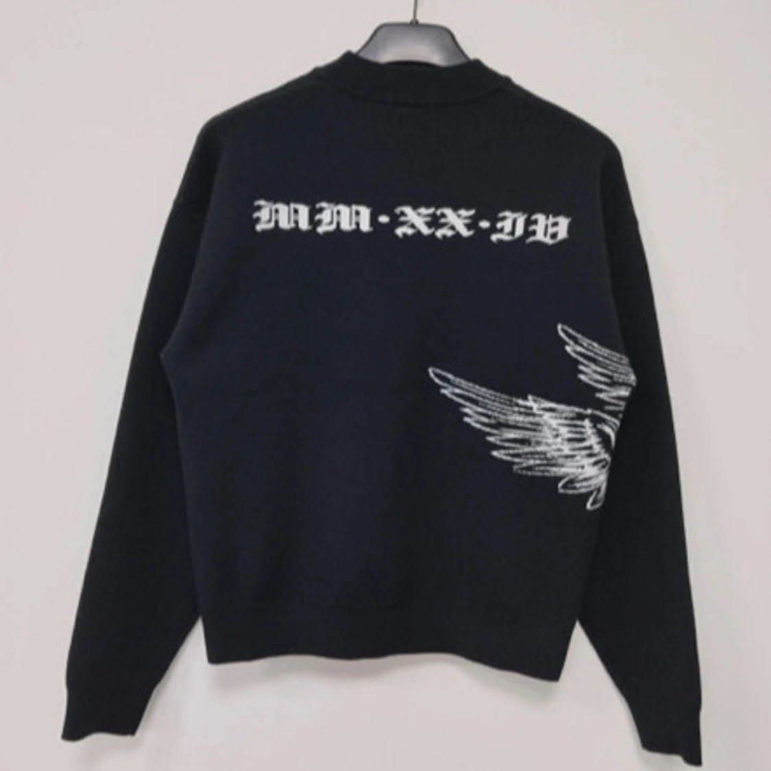 Svart tröja med ängelmotiv - 1