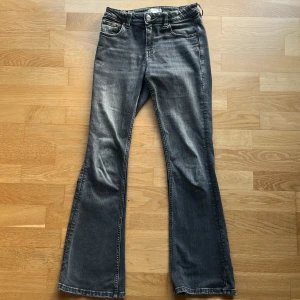 Mörkgråa bootcut jeans - Snygga grå jeansbyxor från Gina Tricot i storlek 146. Byxorna har en klassisk femficksdesign. De har en bootcut-stil som ger en trendig look. Använda få gånger och inga fläckar eller slutningar❣️❣️