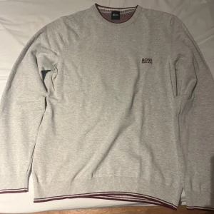 Hugo Boss tröja  - Säljer en stickad tröja från Hugo Boss. Skicket på tröjan är mycket god, tvättad enligt anvisningar och säljs pga för lite användning. 
