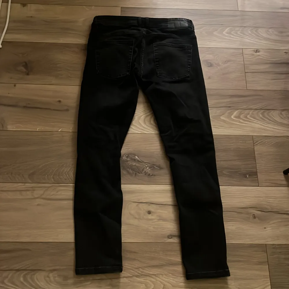 Snygga svarta jeansbyxor från SMOG med en klassisk design. Byxorna har en slim passform och är tillverkade i ett bekvämt material. Perfekta för en stilren look.. Farkut & Housut.
