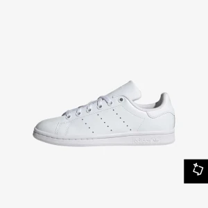 Vita Adidas Stan Smith sneakers - Klassiska vita Adidas Stan Smith sneakers i skinn med diskret perforerat mönster på sidorna och snörning framtill. Perfekta för en stilren look. Skriv för fler bilder så skickar jag de💕💕