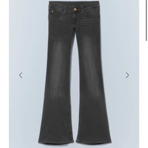 Svarta bootcut jeans - Snygga svarta bootcut jeans med låg midja från weekday, Perfekta för en trendig och avslappnad stil. Helt nyinköpta, endast använda en gång!❤️storlek w28 L32, små i storlek och passar mig som har w26!
