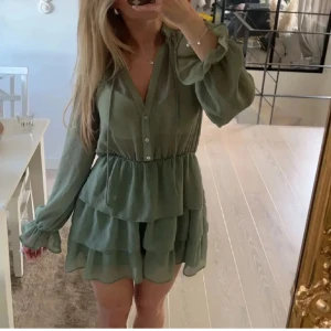 Grön klänning med volanger - Super snygg grön klänning med volanger som knappt är använd! Jätte fin till tex skolavslutning eller fest💖💖pris går absolut att diskutera🤗🤗