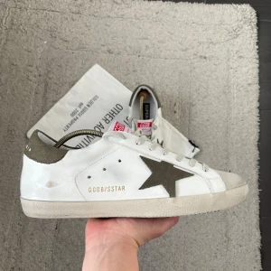 Golden Goose - Ett par riktigt snygga Golden Goose i en sjukt snygg mörkgrön färg på häl och stjärna!🌟 Väldigt bra skick, knappt använda! Storlek 42. Självklart äkta, äkthetsbevis finns!💯Hör av dig vid intresse😊