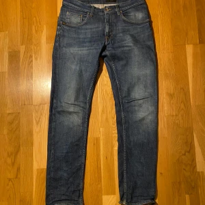 Tiger of Sweden jeans - Snygga blå jeansbyxor med klassisk femficksdesign och knappgylf. Perfekta för en avslappnad stil. De har en lätt tvättad look som ger en cool vibe. Ifall mer frågor skriv gärna!🙏