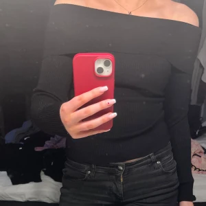 Svart offshoulder topp - Svart ribbad offshoulder topp. Toppen har långa ärmar och är i storlek S❣️