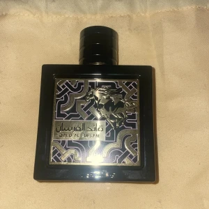 Lattafa qaed al fursan. Byten funkar bra! - En supergod fruktig doft som har mycket bra projektion och håller hela dagen lång. Doften är annanas och olika träer. Fantastiskt. Bara ansvänt kanske 3-4 ml 