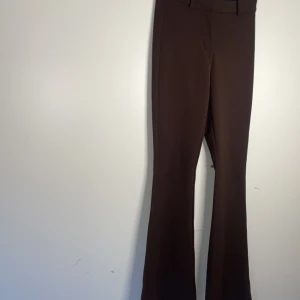 Bruna bootcut kostymbyxor - Supersnygga kostymbyxor från veromoda perfekta till höst!🤩 Köpta för ca 600kr