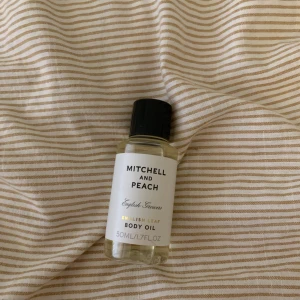 Mitchell and Peach English Leaf Body Oil - Säljer en flaska Mitchell and Peach English Leaf Body Oil. Flaskan rymmer 50 ml och har en stilren design med svart lock och vit etikett. Perfekt för att ge huden en mjuk och återfuktad känsla.