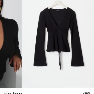 Svart omlottopp med knytband - Säljer denna svarta omlottoppen med knytband i midjan från gina. Nypris är 300 kr, jag säljer den för 220 kr. Köpt här på plick men har inga tydliga defekter eller liknande. Kontakta mig gärna privat vid frågor eller intresse💓