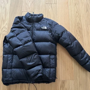 North face jacka - Snygg perfekt varm o skön nu till hösten/vintern och våren brs pris storlek m och ny sick vid ytterligare frågor eller funderingar är det bara att skriva ✍️ 