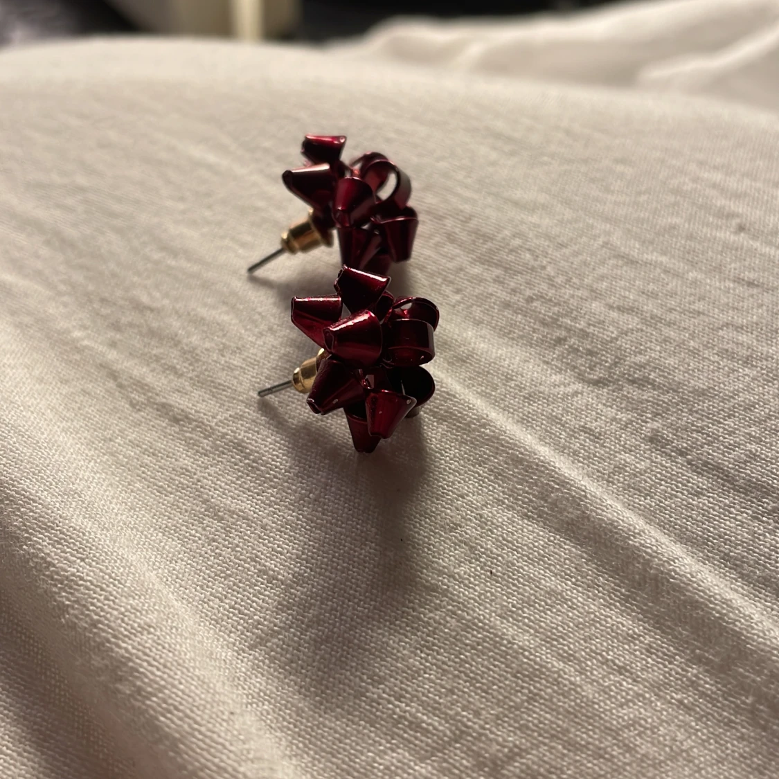 Röda rosettformade örhängen - 2
