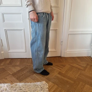 Butter Goods jeans  - Sköna jeans, loose fit storlek 34. Väldigt bra skick.   Modellen är 178cm 66kg. Tveka inte på att höra av dig vid fler funderingar! 