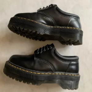 Dr Martens - 8053 modell, lite av ena skosnöret är slitet men inget som stör, samt en liten defekt på sulan/gummit men inget som syns mycket, kan skicka bild. Äkta, köptes nya på plick för 1 år sen