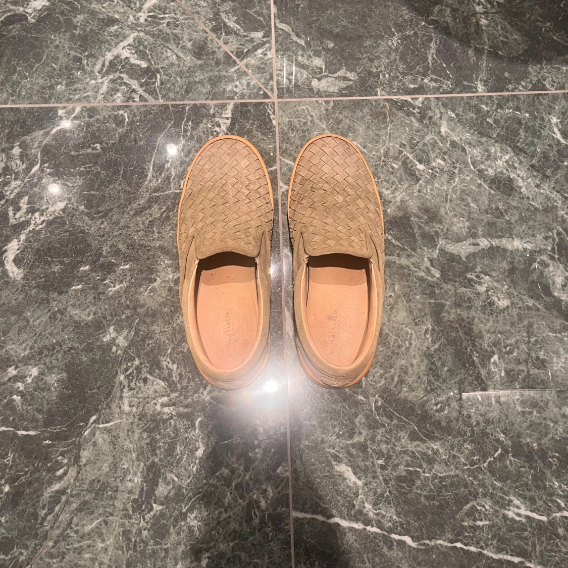 Beige loafers med flätad design