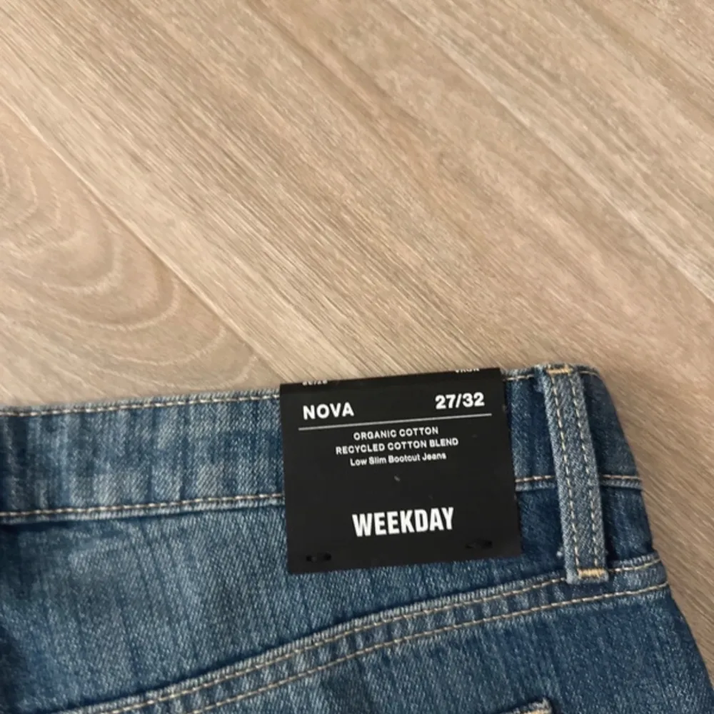 Snygga blå bootcut jeans från Weekday i modellen Nova. Tillverkade i en ekologisk bomullsblandning med återvunnen bomull. Perfekta för en avslappnad stil med en modern touch. Ny pris 590 jag kommer sälja gör 490, hör av dig om du har frågor💗 pris kan diskuteras . Farkut & Housut.