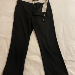 Trekvarts  kostymbyxor Zara vintage  - Snygga svarta kostymbyxor från Zara Woman med en elegant design. Kortare modell, köpta vintage. 