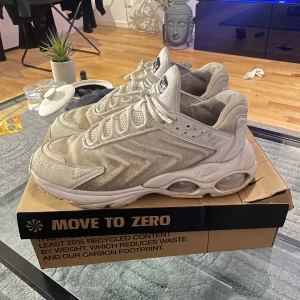 Nike air max tailwind  - Säljer dessa air max TW för jag ej använder dom längre, smutsiga och använda men går till 100 procent att snygga till med en tvätt, storlek 44,5. Bland dom sköntaste skorna jag använt 