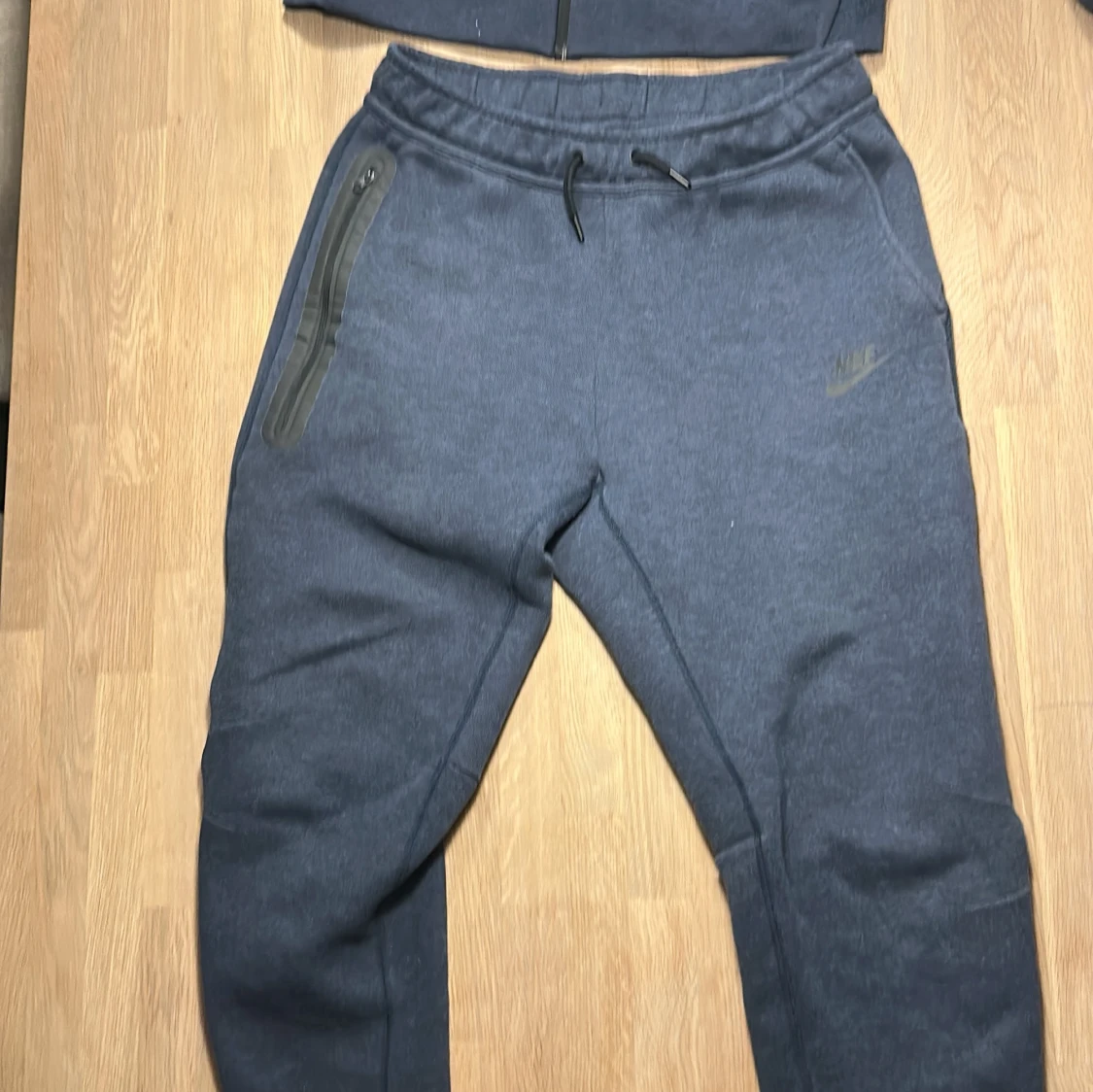 Mörkblå hoodie från Nike. Nike tech. - 1