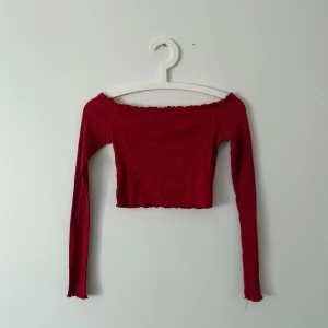 Röd ribbad offshoulder topp - Snygg röd ribbad offshoulder topp med långa ärmar. Den är croppad och perfekt för en trendig look. Passar bra till både jeans och kjol. Möts endast upp i Stockholm 📍fraktar inte! 